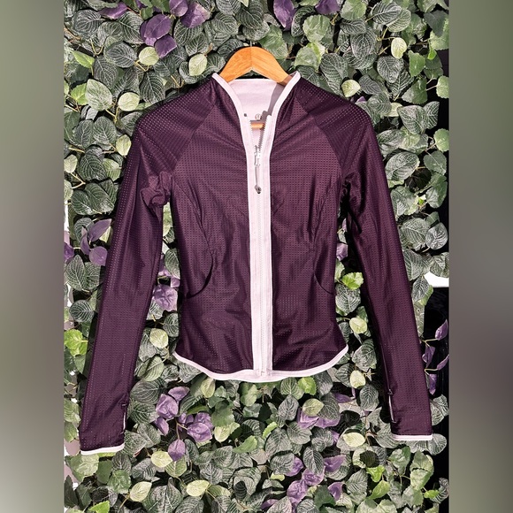 Lululemon Find Your Bliss Jacket in Mulberry / White - EXCELLENT condition - Picture 3 of 6